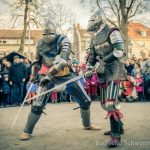 Ritter in Rüstung kämpfen mit Schwertern auf dem mittelalterlichen Weihnachtsmarkt in Karlsruhe Durlach